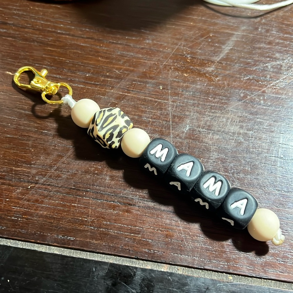 Handmade • MAMA • keychain 🤎